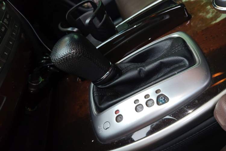 Used Infiniti QX60 2014 2.5 S/C Hybrid All-Wheel-Drive Versatile Edition Gear Lever