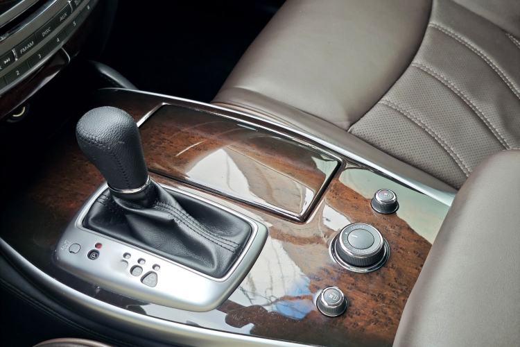 Used Infiniti QX60 2014 2.5 S/C Hybrid All-Wheel-Drive Versatile Edition Gear Lever