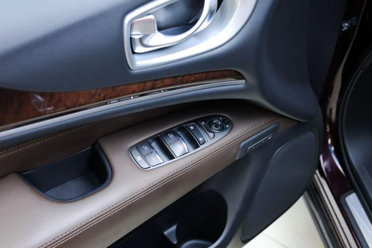 Used Infiniti QX60 2014 2.5 S/C Hybrid Two-Wheel Drive Excellence Edition Interior 2
