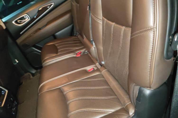 Used Infiniti QX60 2014 3.5L Four-Wheel Drive All-Terrain Version Left Rear Seat
