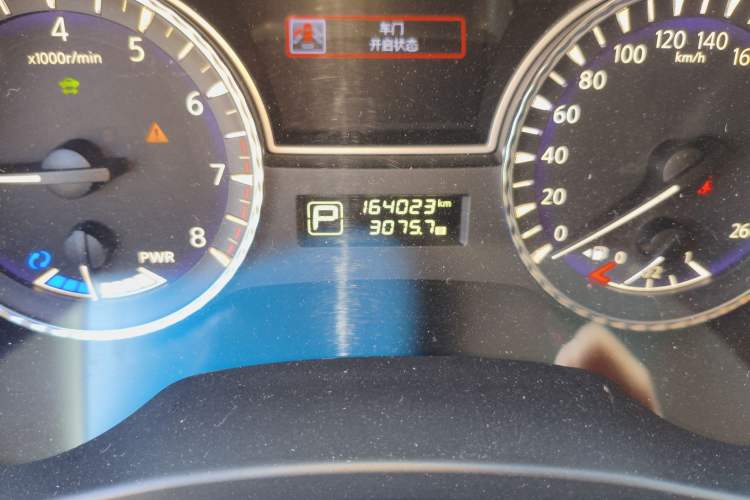 Used Infiniti QX60 2014 2.5 S/C Hybrid Two-Wheel Drive Excellence Edition Odometer Close Up