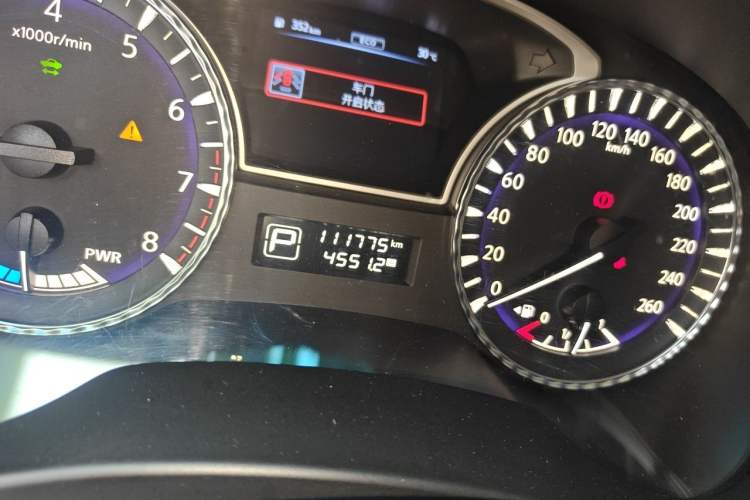 Used Infiniti QX60 2014 2.5 S/C Hybrid Two-Wheel Drive Excellence Edition Odometer Close Up