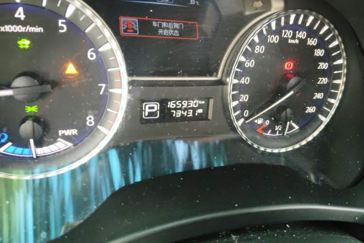 Used Infiniti QX60 2014 2.5 S/C Hybrid Two-Wheel Drive Excellence Edition Odometer Close Up