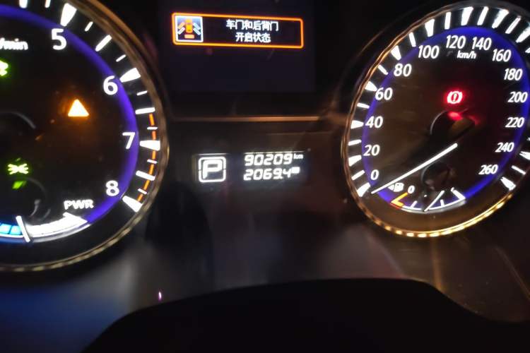 Used Infiniti QX60 2014 2.5 S/C Hybrid Two-Wheel Drive Excellence Edition Odometer Close Up
