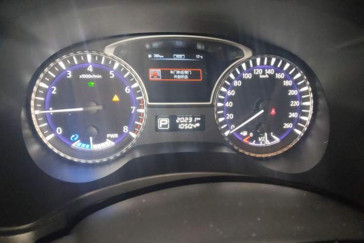 Used Infiniti QX60 2014 2.5 S/C Hybrid Two-Wheel Drive Excellence Edition Odometer Close Up