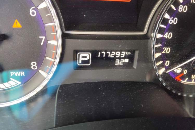 Used Infiniti QX60 2014 2.5 S/C Hybrid Two-Wheel Drive Excellence Edition Odometer Close Up