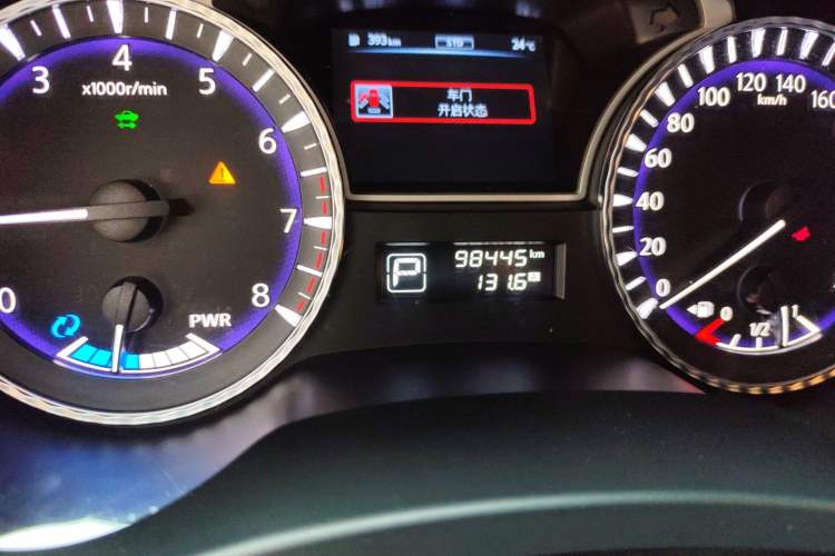 Used Infiniti QX60 2014 2.5 S/C Hybrid Two-Wheel Drive Excellence Edition Odometer Close Up