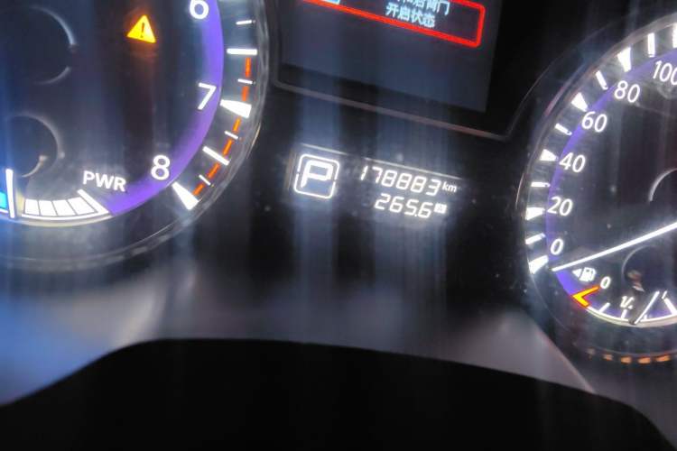 Used Infiniti QX60 2014 2.5 S/C Hybrid Two-Wheel Drive Excellence Edition Odometer Close Up
