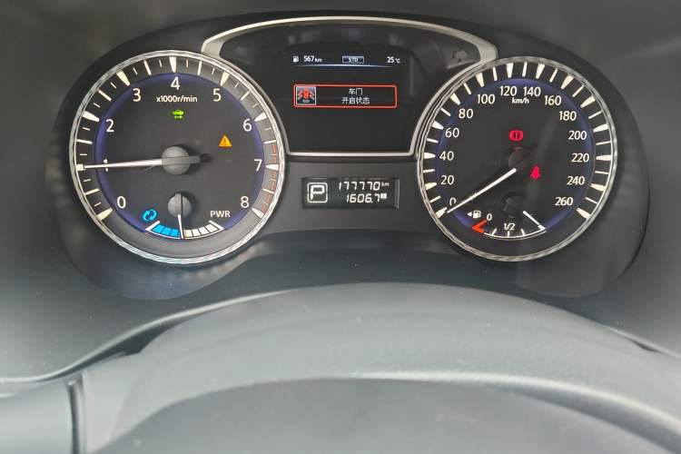 Used Infiniti QX60 2014 2.5 S/C Hybrid Two-Wheel Drive Excellence Edition Odometer Close Up