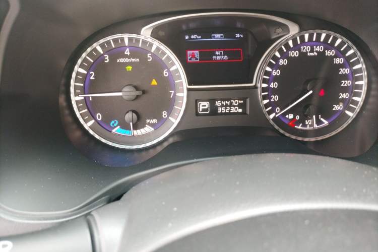 Used Infiniti QX60 2014 2.5 S/C Hybrid Two-Wheel Drive Excellence Edition Odometer Close Up