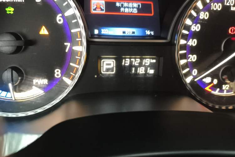 Used Infiniti QX60 2014 2.5 S/C Hybrid All-Wheel-Drive Versatile Edition Odometer Close Up