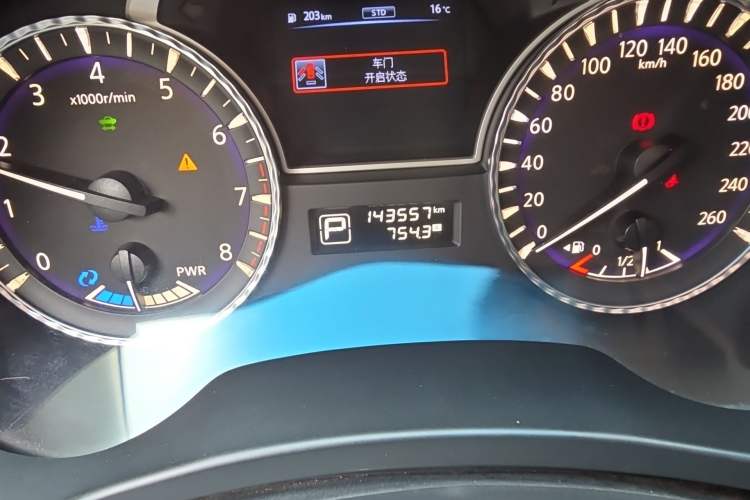 Used Infiniti QX60 2014 2.5 S/C Hybrid Two-Wheel Drive Excellence Edition Odometer Close Up