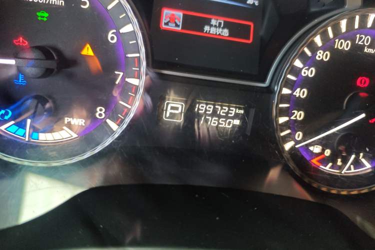Used Infiniti QX60 2014 2.5 S/C Hybrid Two-Wheel Drive Excellence Edition Odometer Close Up