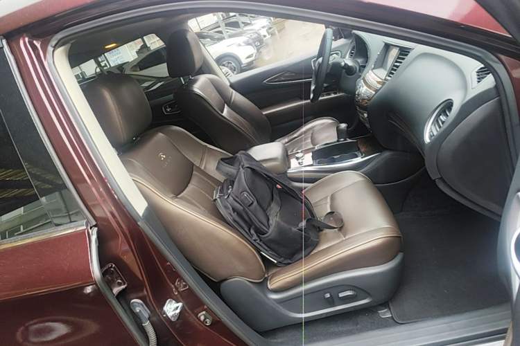 Used Infiniti QX60 2014 2.5 S/C Hybrid Two-Wheel Drive Excellence Edition Right Front Seat