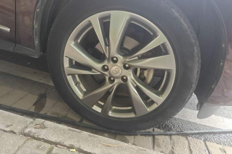Used Infiniti QX60 2014 2.5 S/C Hybrid Two-Wheel Drive Excellence Edition Right Front Wheel Hub