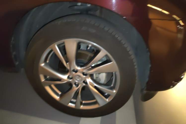 Used Infiniti QX60 2014 2.5 S/C Hybrid Two-Wheel Drive Excellence Edition Right Front Wheel Hub
