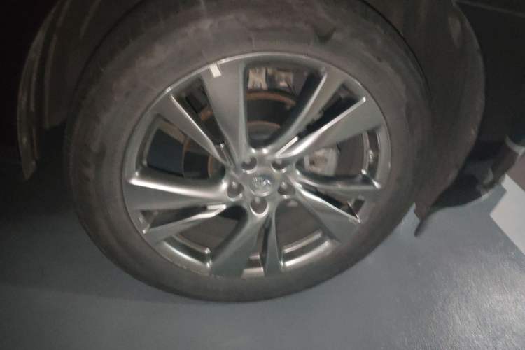 Used Infiniti QX60 2014 2.5 S/C Hybrid Two-Wheel Drive Excellence Edition Right Front Wheel Hub