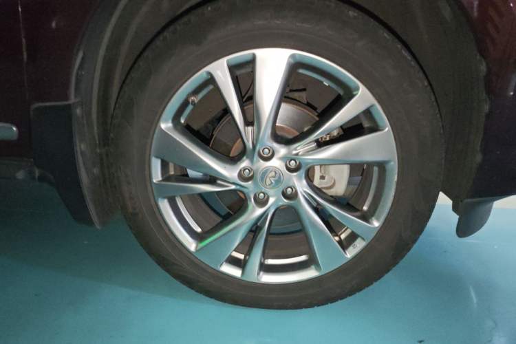 Used Infiniti QX60 2014 3.5L Two-Wheel Drive Excellence Edition Right Front Wheel Hub