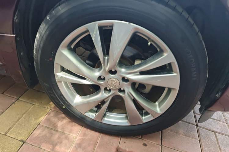 Used Infiniti QX60 2014 3.5L Two-Wheel Drive Excellence Edition Right Front Wheel Hub