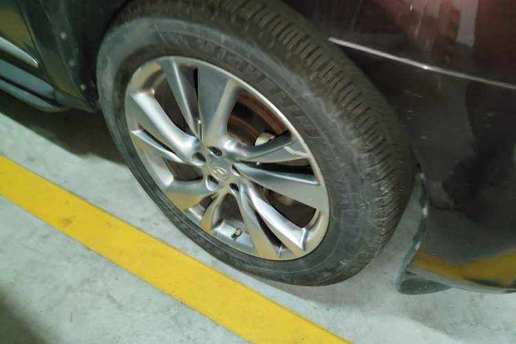 Used Infiniti QX60 2014 3.5L Four-Wheel Drive All-Terrain Version Right Front Wheel Hub