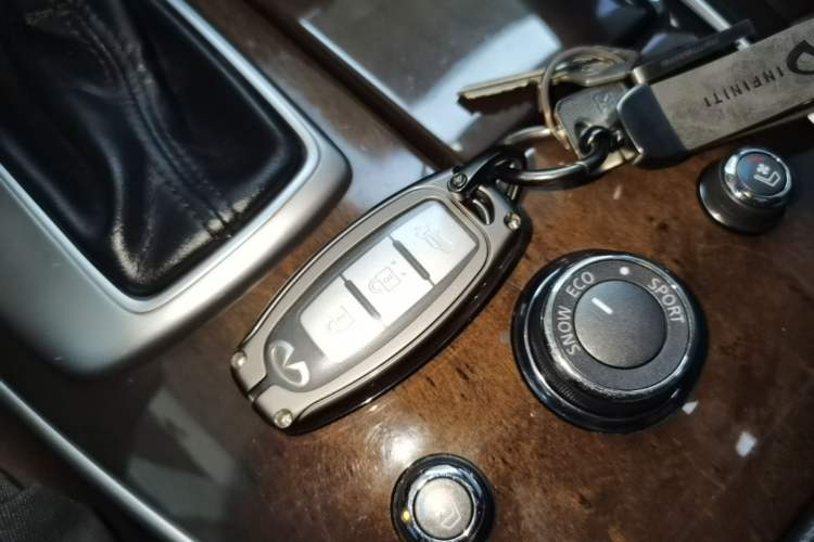 Used Infiniti QX60 2014 2.5 S/C Hybrid All-Wheel-Drive Versatile Edition Vehicle Key