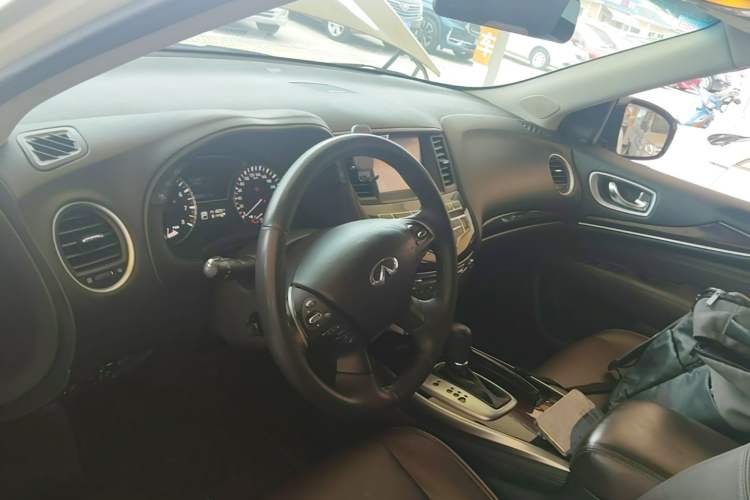 Used Infiniti QX60 2014 2.5 S/C Hybrid All-Wheel-Drive Versatile Edition Center Console