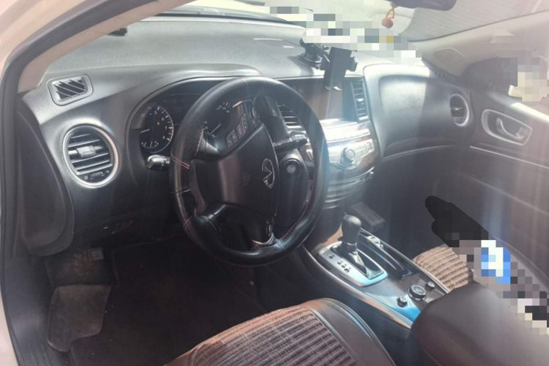 Used Infiniti QX60 2014 3.5L Two-Wheel Drive Excellence Edition Center Console