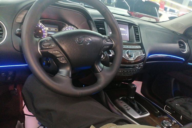 Used Infiniti QX60 2014 3.5L Four-Wheel Drive All-Terrain Version Center Console