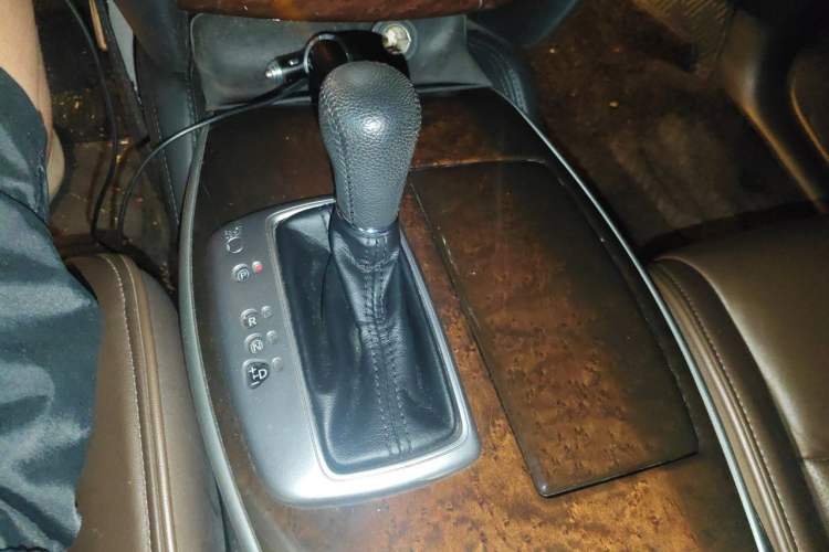 Used Infiniti QX60 2014 2.5 S/C Hybrid Two-Wheel Drive Excellence Edition Gear Lever