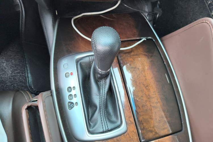 Used Infiniti QX60 2014 2.5 S/C Hybrid Two-Wheel Drive Excellence Edition Gear Lever