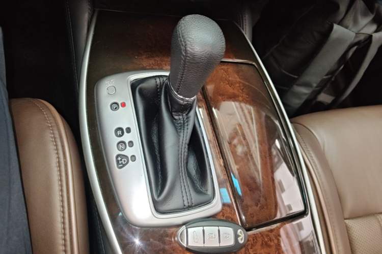 Used Infiniti QX60 2014 2.5 S/C Hybrid Two-Wheel Drive Excellence Edition Gear Lever