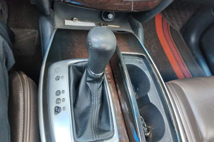 Used Infiniti QX60 2014 2.5 S/C Hybrid Two-Wheel Drive Excellence Edition Gear Lever