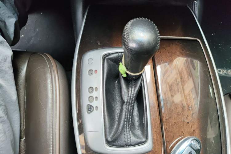 Used Infiniti QX60 2014 2.5 S/C Hybrid Two-Wheel Drive Excellence Edition Gear Lever