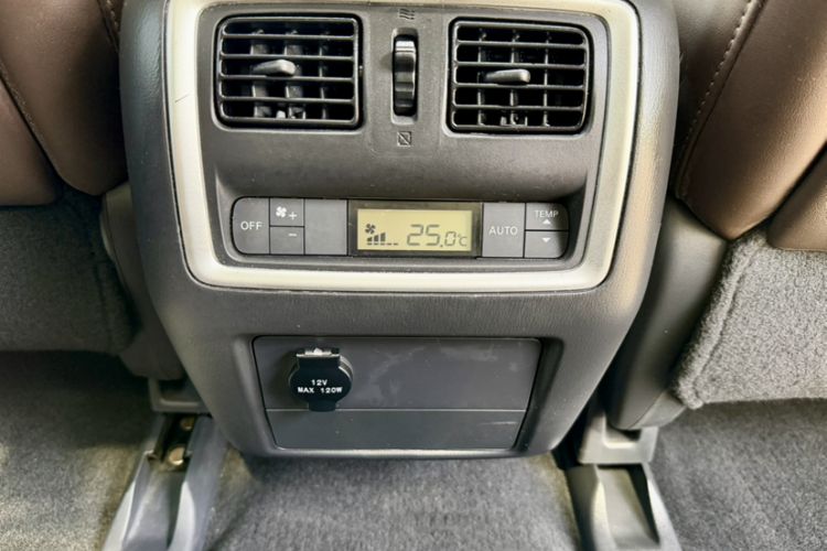 Used Infiniti QX60 2014 2.5 S/C Hybrid Two-Wheel Drive Excellence Edition Interior 10