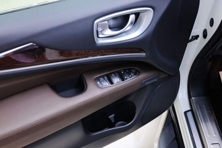 Used Infiniti QX60 2014 2.5 S/C Hybrid All-Wheel-Drive Versatile Edition Interior 2