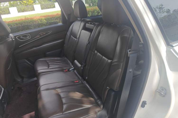 Used Infiniti QX60 2014 3.5L Two-Wheel Drive Excellence Edition Left Rear Seat