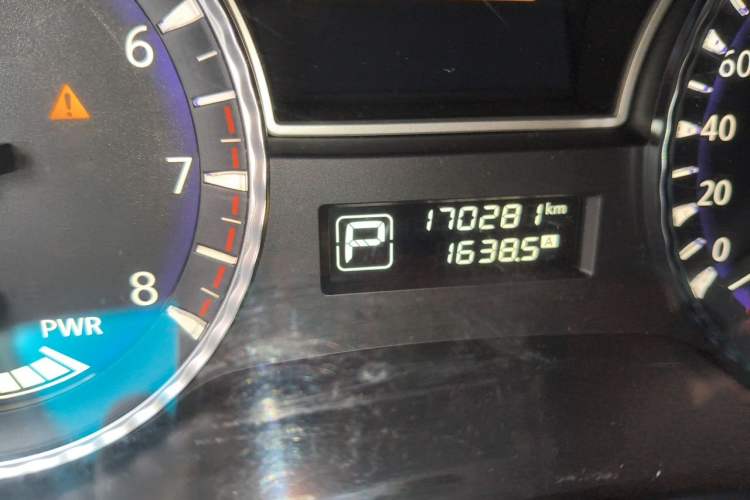 Used Infiniti QX60 2014 2.5 S/C Hybrid Two-Wheel Drive Excellence Edition Odometer Close Up