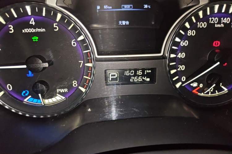 Used Infiniti QX60 2014 2.5 S/C Hybrid Two-Wheel Drive Excellence Edition Odometer Close Up