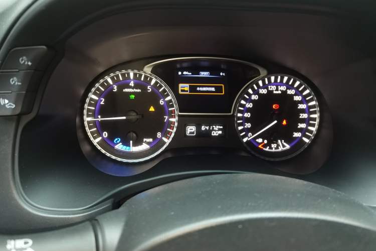 Used Infiniti QX60 2014 2.5 S/C Hybrid Two-Wheel Drive Excellence Edition Odometer Close Up