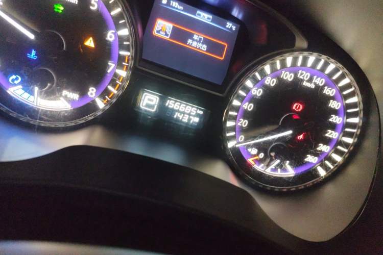 Used Infiniti QX60 2014 2.5 S/C Hybrid Two-Wheel Drive Excellence Edition Odometer Close Up