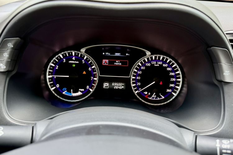 Used Infiniti QX60 2014 2.5 S/C Hybrid Two-Wheel Drive Excellence Edition Odometer Close Up