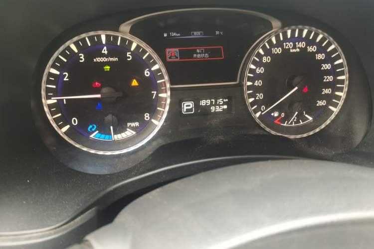 Used Infiniti QX60 2014 2.5 S/C Hybrid Two-Wheel Drive Excellence Edition Odometer Close Up