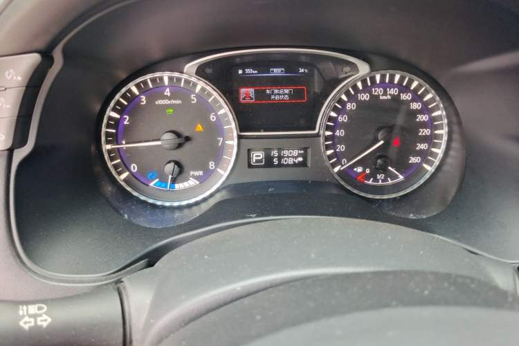 Used Infiniti QX60 2014 2.5 S/C Hybrid Two-Wheel Drive Excellence Edition Odometer Close Up