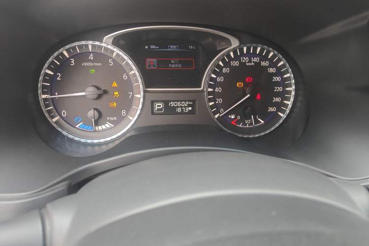 Used Infiniti QX60 2014 2.5 S/C Hybrid Two-Wheel Drive Excellence Edition Odometer Close Up