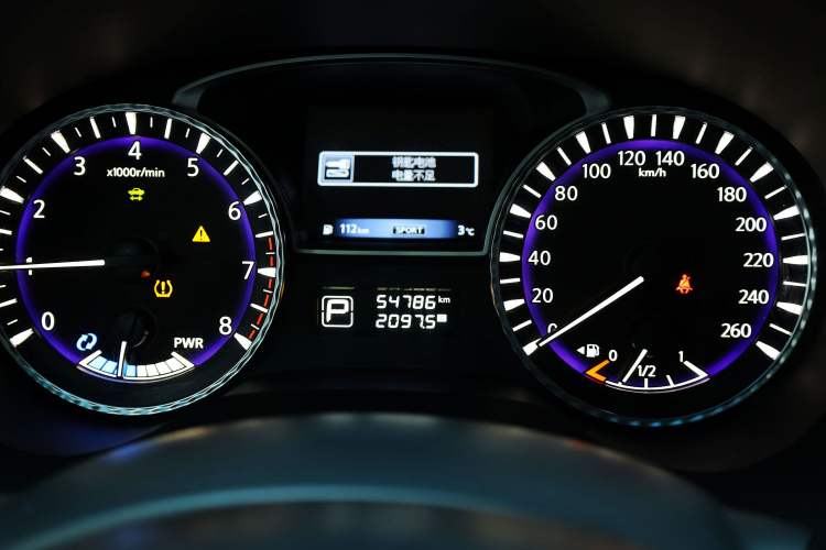 Used Infiniti QX60 2014 2.5 S/C Hybrid All-Wheel-Drive Versatile Edition Odometer Close Up