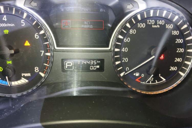 Used Infiniti QX60 2014 2.5 S/C Hybrid Two-Wheel Drive Excellence Edition Odometer Close Up