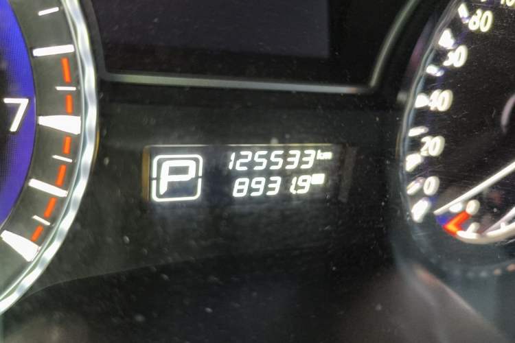 Used Infiniti QX60 2014 2.5 S/C Hybrid Two-Wheel Drive Excellence Edition Odometer Close Up