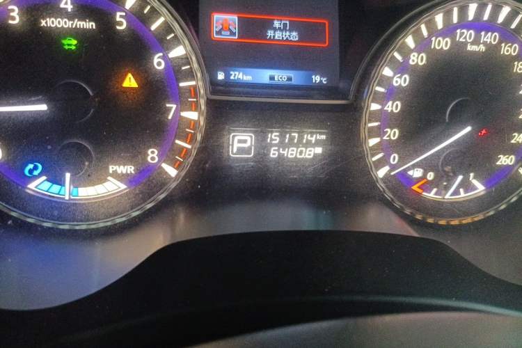Used Infiniti QX60 2014 2.5 S/C Hybrid All-Wheel-Drive Versatile Edition Odometer Close Up