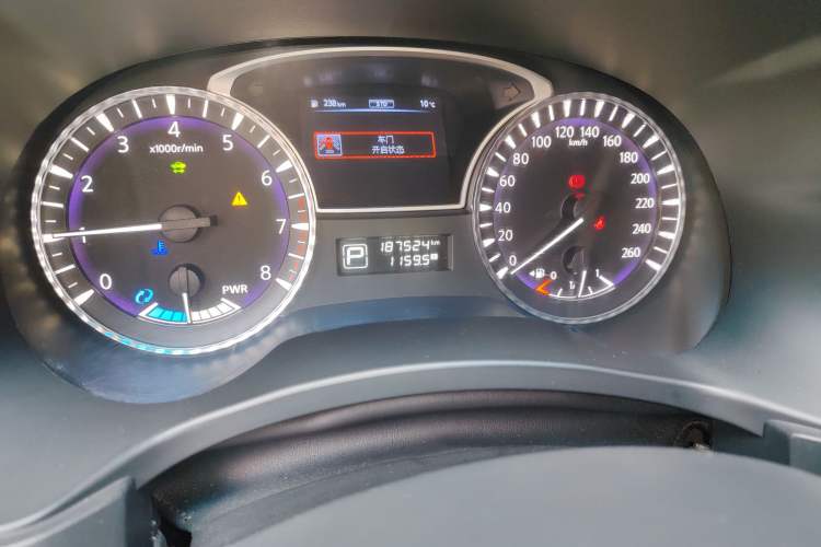 Used Infiniti QX60 2014 2.5 S/C Hybrid Two-Wheel Drive Excellence Edition Odometer Close Up