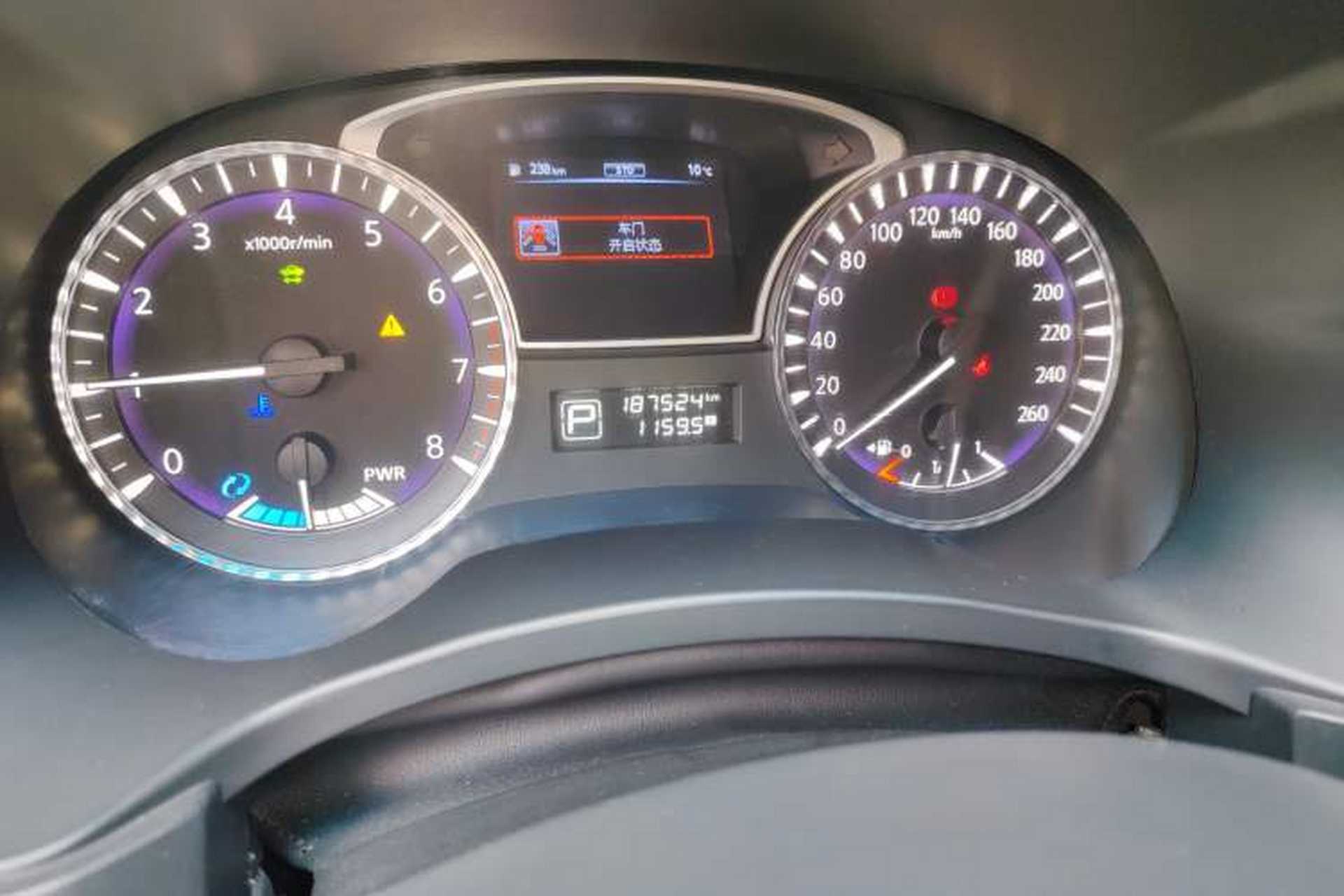 Used Infiniti QX60 2014 2.5 S/C Hybrid Two-Wheel Drive Excellence Edition Odometer Close Up